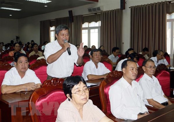 Cử tri phường 8, phường 9, thành phố Vĩnh Long nêu ý kiến trong một buổi tiếp xúc cử tri. (Ảnh: Phạm Minh Tuấn/TTXVN)