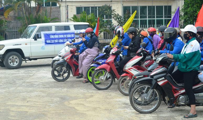 Phối hợp với Trường trung cấp Y tế diễu hành, cổ động tuyên truyền trên các trục đường chính TP. Đồng Hới, Bố Trạch, Ba Đồn và Quảng Trạch