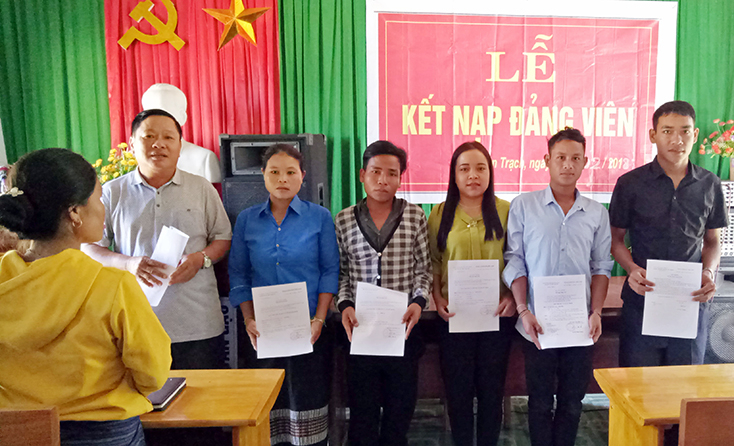 Đảng bộ xã Tân Trạch chú trọng phát triển đảng viên là người dân tộc thiểu số.