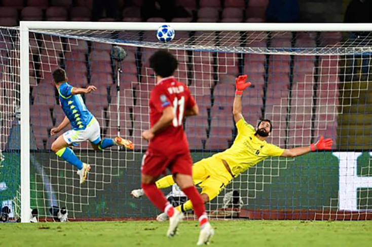 Nếu không bị xà ngang từ chối, Dries Mertens đã ghi bàn cho Napoli. (Ảnh: Getty)
