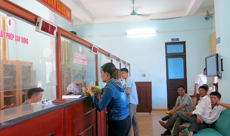 Người dân huyện Bố Trạch đang thực hiện giao dịch tại Trung tâm một cửa liên thông.