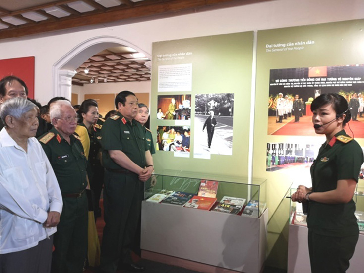  Các đại biểu tham quan triển lãm.
