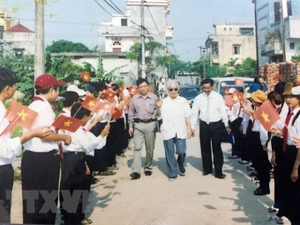Sinh thời, Nguyên Tổng Bí thư Đỗ Mười luôn quan tâm đến sự nghiệp giáo dục trẻ em. (Ảnh: TTXVN)