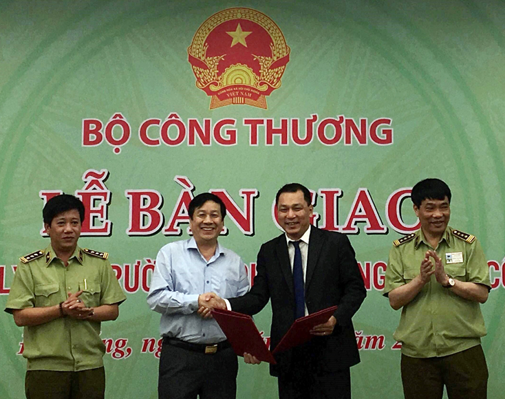 Đại diện lãnh đạo Bộ Công thương trao Quyết định bàn giao cho lãnh đạo UBND tỉnh Quảng Bình và Chi cục QLTT Quảng Bình.