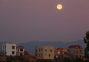 Mùa trăng trên phố. Ảnh: Tiến Hành