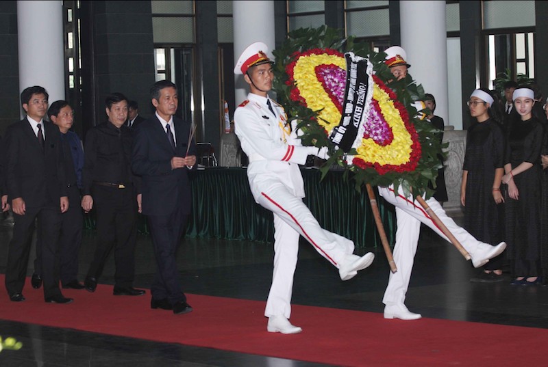 Đồng chí Phó Bí thư Thường trực Tỉnh uỷ Trần Công Thuật dâng hương tại lễ viếng