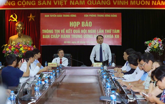 Ông Lê Quang Vĩnh, Phó Chánh Văn phòng Trung ương Đảng trả lời câu hỏi của các phóng viên. (Ảnh: Phương Hoa/TTXVN)