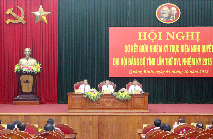 Các đồng chí trong Thường trực Tỉnh uỷ điều hành hội nghị.