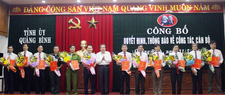 Đồng chí Bí thư Tỉnh uỷ Hoàng Đăng Quang trao quyết định và tặng hoa cho các cán bộ được điều động, bổ nhiệm.