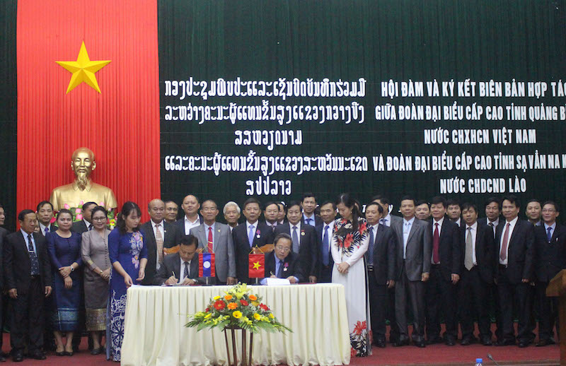 Đại diện đoàn đại biểu cấp cao hai tỉnh ký kết biên bản hợp tác