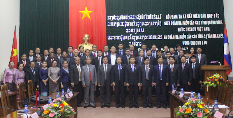 Hai đoàn chụp ảnh lưu niệm