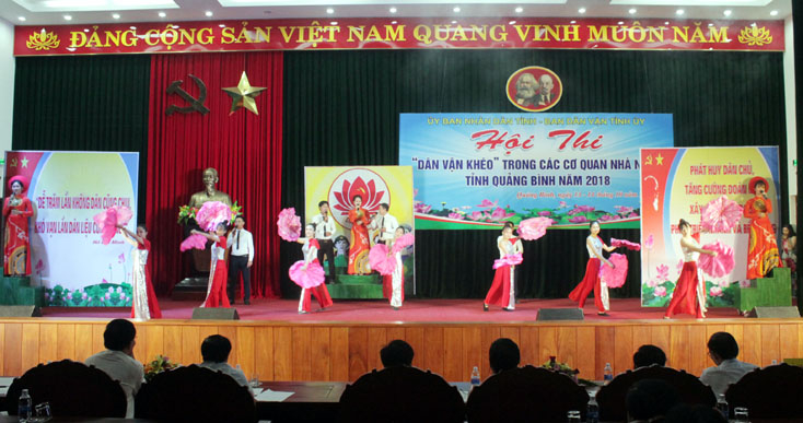 Phần thi chào hỏi.