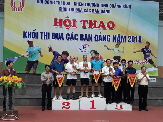 Ban tổ chức trao giải Tennis cho các vận động viên đoạt giải.