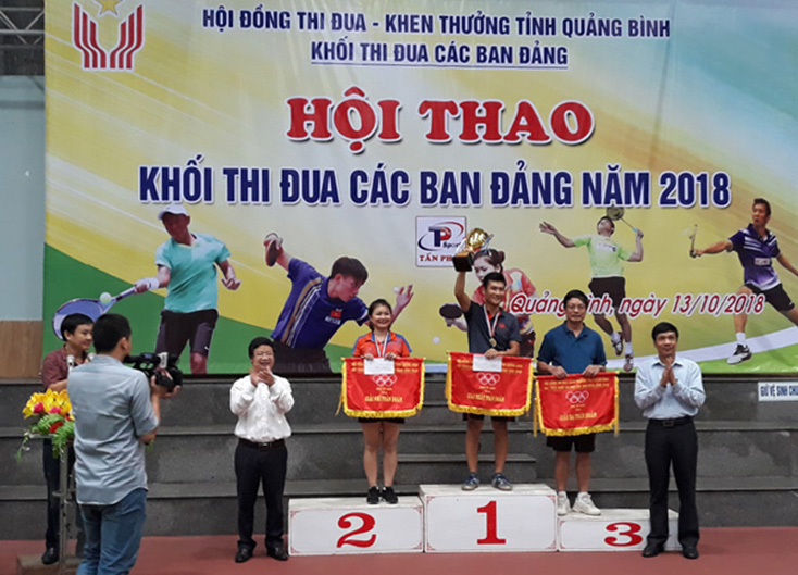 Ban tổ chức trao giải nhất, nhì, ba tập thể cho các đơn vị đoạt giải.