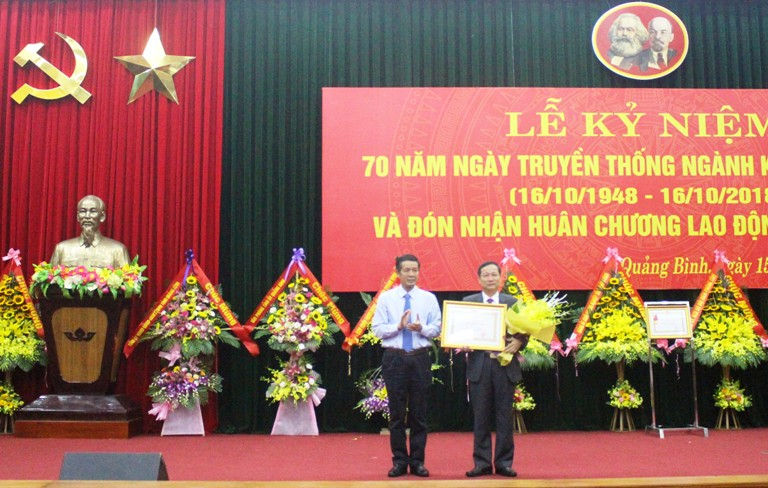 Thừa uỷ quyền của Chủ tịch nước, , đồng chí Phó Bí thư Thường trực Tỉnh uỷ Trần Công Thuật trao Huân chương Lao động hạng nhì cho đồng chí Đinh Công Hải, Chủ nhiệm UBKT Tỉnh uỷ