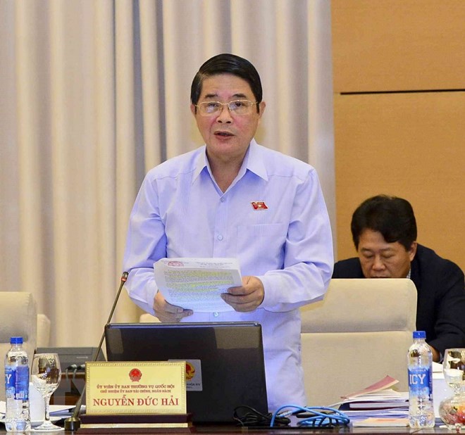 Chủ nhiệm Ủy ban Tài chính, Ngân sách của Quốc hội Nguyễn Đức Hải trình bày các báo cáo thẩm tra (tóm tắt) báo cáo về nguồn kinh phí còn lại của ngân sách Trung ương năm 2017; ngân sách Nhà nước; kế hoạch tài chính quốc gia. (Ảnh: Văn Điệp/TTXVN)