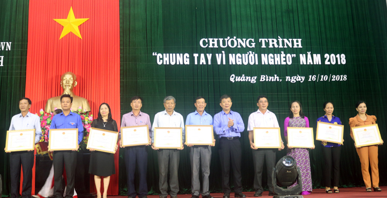 Các tập thể, cá nhân được khen thưởng tại buổi lễ.
