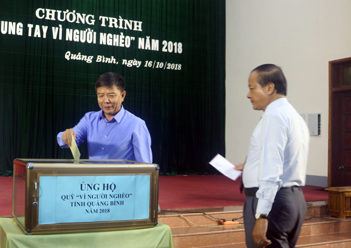 Các đồng chí lãnh đạo tỉnh ủng hộ Quỹ 