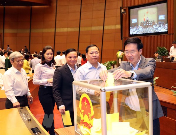 Các đại biểu Quốc hội bỏ phiếu bầu Chủ tịch nước. (Ảnh: Trọng Đức/TTXVN)