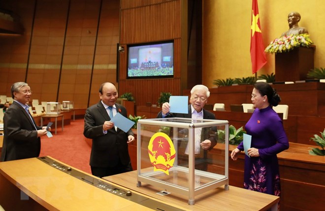 Tổng Bí thư, Chủ tịch nước Nguyễn Phú Trọng, Thủ tướng Nguyễn Xuân Phúc, Chủ tịch Quốc hội Nguyễn Thị Kim Ngân và các đại biểu Quốc hội bỏ phiếu phê chuẩn việc bổ nhiệm chức vụ Bộ trưởng Bộ Thông tin và Truyền thông. (Ảnh: Doãn Tấn/TTXVN)