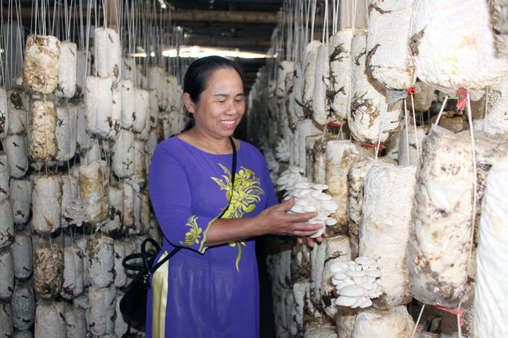 Nhiều phụ nữ được hưởng lợi, có thu nhập ổn định nhờ sự hỗ trợ của dự án FLOW/EOWE.