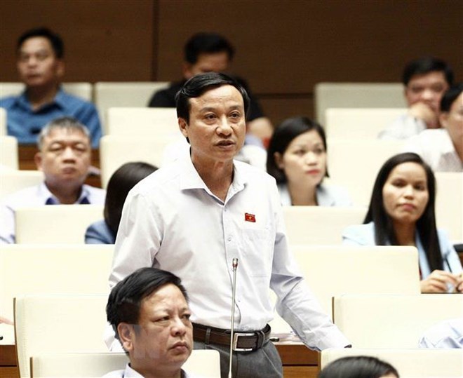 Đại biểu Quốc hội tỉnh Thái Bình Bùi Văn Xuyền chất vấn các thành viên Chính phủ. (Ảnh: Văn Điệp/TTXVN)