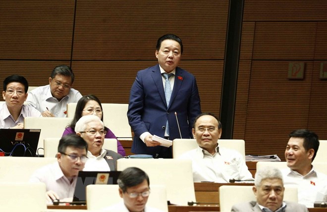 Bộ trưởng Bộ Tài nguyên và Môi trường Trần Hồng Hà trả lời chất vấn của Đại biểu Quốc hội. (Ảnh: Văn Điệp/TTXVN)
