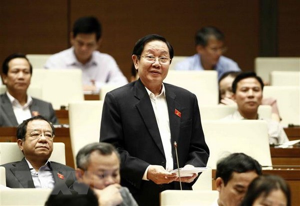 Bộ trưởng Bộ Nội vụ Lê Vĩnh Tân trả lời chất vấn của Đại biểu Quốc hội về vấn đề khắc phục những hạn chế trong công tác luân chuyển cán bộ. (Ảnh: Văn Điệp/TTXVN)