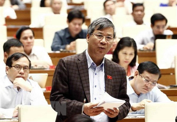 Đại biểu Quốc hội Thành phố Hà Nội Nguyễn Anh Trí chất vấn các thành viên Chính phủ về vấn đề quy định trách nhiệm nêu gương đối với cán bộ cấp cao. (Ảnh: Văn Điệp/TTXVN)