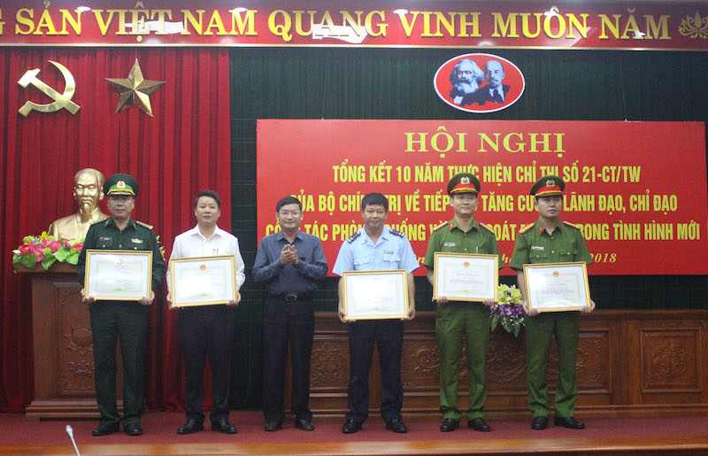 Đồng chí Phó Chủ tịch UBND tỉnh Trần Tiến Dũng trao Bằng khen của UBND tỉnh cho các tập thể