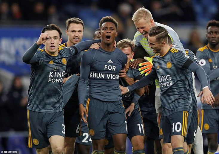  Các cầu thủ Leicester giành chiến thắng.