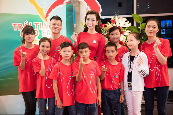  Đỗ Mỹ Linh cùng các em nhỏ trong chương trình Trái tim cho em. (Ảnh: Thiên Hùng)