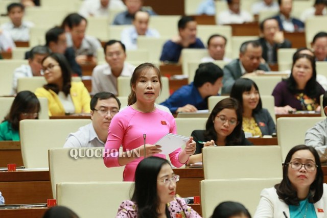 Đại biểu Cao Thị Giang phát biểu chất vấn Bộ trưởng Bộ Nội vụ Lê Vĩnh Tân