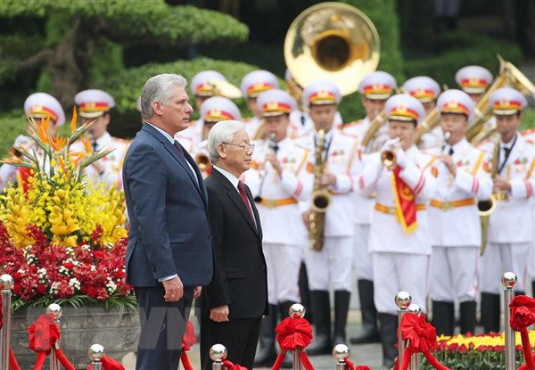 Tổng Bí thư, Chủ tịch nước Nguyễn Phú Trọng và Chủ tịch Hội đồng Nhà nước và Hội đồng Bộ trưởng Cuba Miguel Mario Díaz-Canel Bermúdez trên bục danh dự nghe Quân nhạc cử Quốc thiều hai nước. (Ảnh: Lâm Khánh/TTXVN)