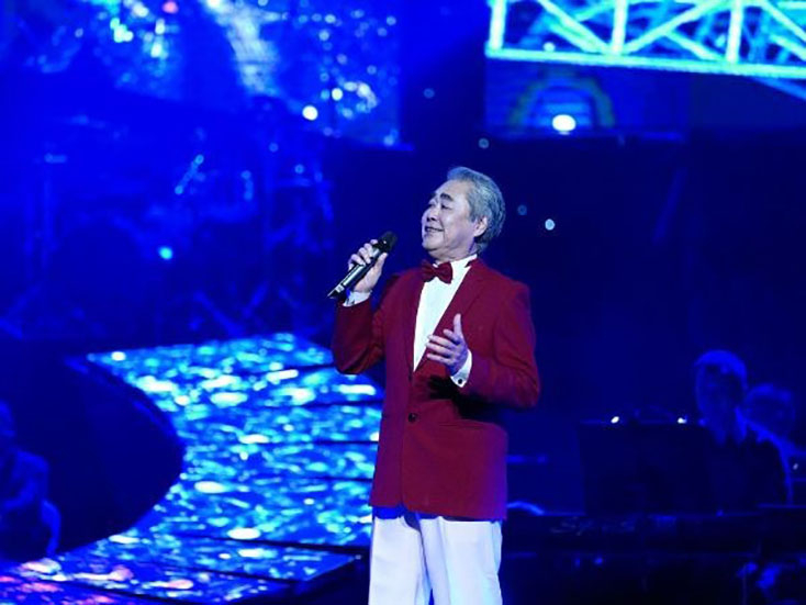  Ở tuổi 70, giọng hát Quang Thọ vẫn sung sức, lai láng... (Ảnh: VietArt)
