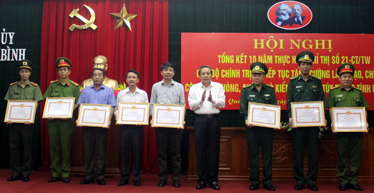Đồng chí Bí thư Tỉnh uỷ Hoàng Đăng Quang trao bằng khen của Ban Thường vụ Tỉnh uỷ cho các tập thể và cá nhân trong thực hiện Chỉ thị số 21-CT/TW về phòng, chống ma tuý trong tình hình mới.