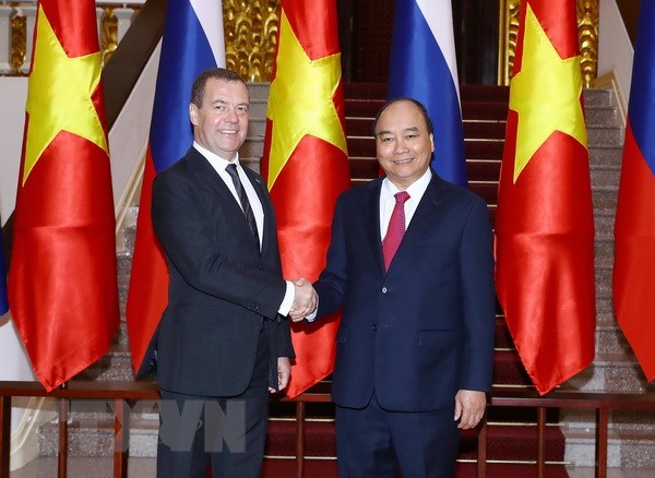 Thủ tướng Nguyễn Xuân Phúc chụp ảnh chung với Thủ tướng Nga Dmitry Medvedev trước khi tiến hành hội đàm. (Ảnh: Thống Nhất/TTXVN)