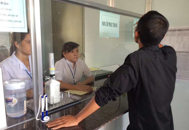  Người cai nghiện uống methadone tại Trung tâm Phòng chống HIV/AIDS tỉnh. 
