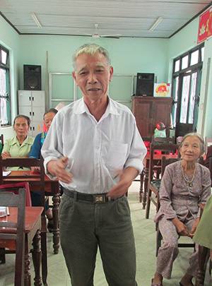 Nghệ nhân Đinh Thanh Đàn đang thể hiện một làn điệu dân ca Minh Hóa trong một buổi sinh hoạt thường kỳ của CLB. 