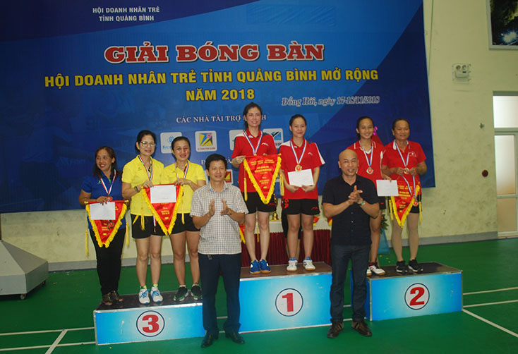 Ban tổ chức trao giải cho các VĐV ở nội dung đồng đội nữ. 