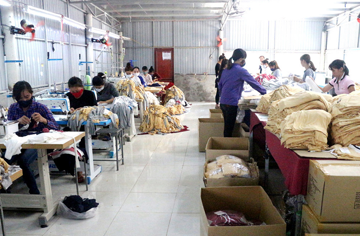 Nhiều mô hình chuyển đổi sinh kế góp phần tạo việc làm cho lao động địa phương.