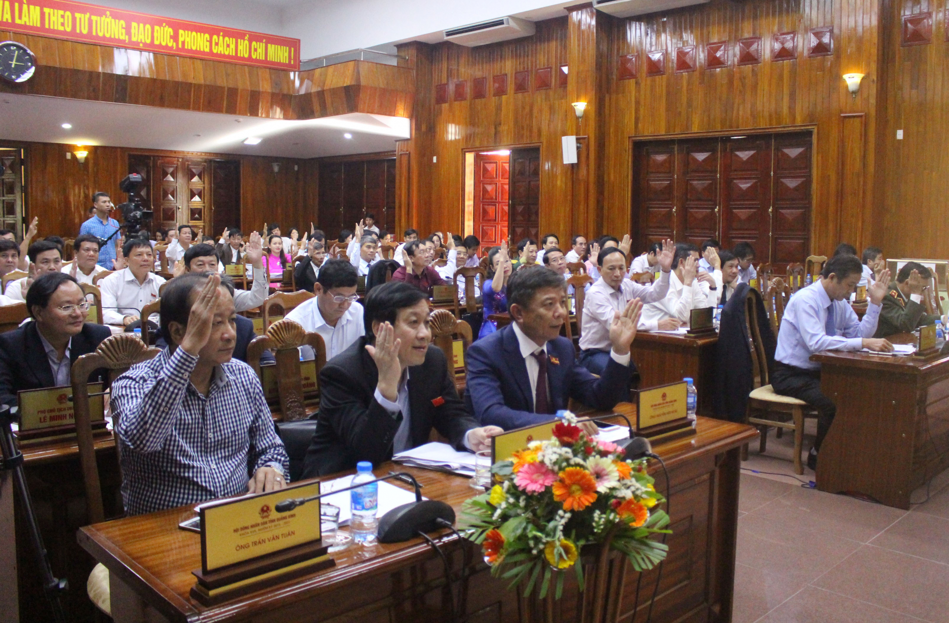 Đại biểu HĐND tỉnh biểu quyết thông qua Nghị quyết xác nhận kết quả bầu cử bổ sung chức danh Chủ tịch UBND tỉnh, nhiệm kỳ 2016-2021