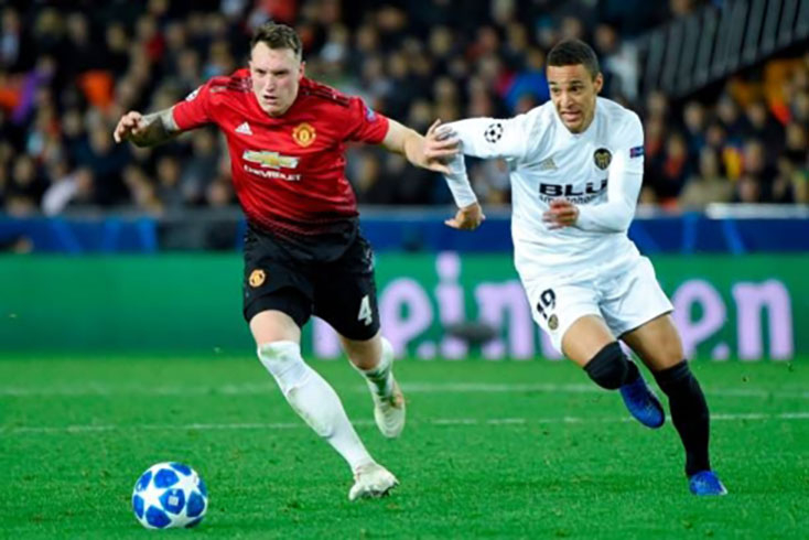 Phil Jones có trận cầu đáng quên khiến MU gục ngã với tỷ số 1-2 trước đội chủ nhà Valencia. (Ảnh: Getty)
