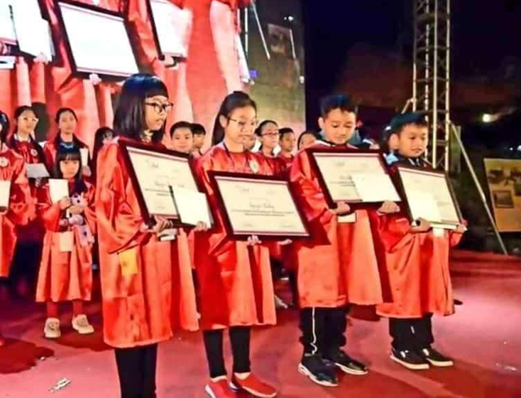 Trạng nguyên Lê Văn Thái Sơn (đứng thứ nhất bên phải qua) được Tập đoàn TH trao tặng học bổng 1,5 tỷ đồng.