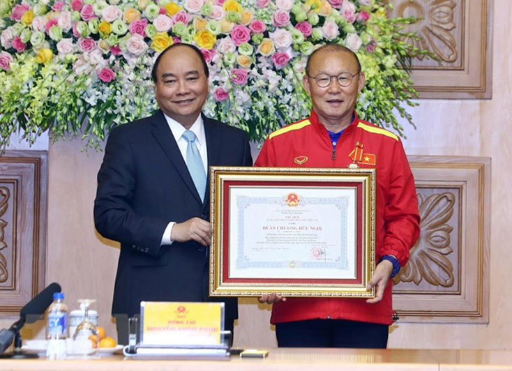 Thủ tướng Nguyễn Xuân Phúc trao tặng Huân chương Hữu nghị của Chủ tịch nước cho ông Park Hang-seo - huấn luyện viên trưởng Đội tuyển bóng đá nam. (Ảnh: Thống Nhất/TTXVN)
