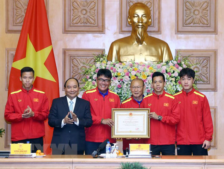Thủ tướng Nguyễn Xuân Phúc trao tặng Huân chương lao động Hạng Nhất cho Đội tuyển bóng đá nam. (Ảnh: Thống Nhất/TTXVN)