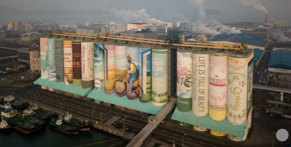 Bức tranh làm bằng container. (Nguồn: scmp.com)