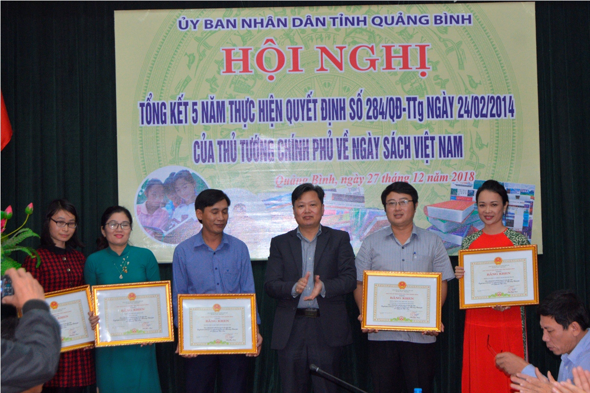 5 tập thể được tặng bằng khen của Chủ tịch UBND tỉnh vì có thành tích xuất sắc trong 5 năm thực hiện Quyết định số 284 của Thủ tướng Chính phủ.