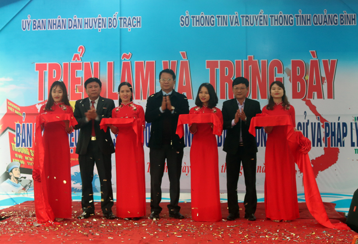Cắt băng khai mạc tại triển lãm bản đồ và trưng bày tư liệu “Hoàng Sa, Trường Sa của Việt Nam - Những bằng chứng lịch sử và pháp lý”.