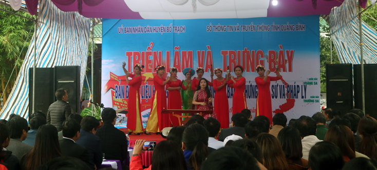 Một tiết mục văn nghệ tại triển lãm bản đồ và trưng bày tư liệu “Hoàng Sa, Trường Sa của Việt Nam - Những bằng chứng lịch sử và pháp lý”.